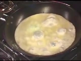 Shortly след изпразване на лицето - scrambled eggs