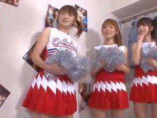 Trzy duży cycki japońskie cheerleaders dzielenie się phallus