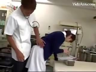 Enfermera consiguiendo su coño frotado por expert y 2 enfermeras en la surgery