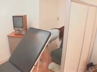الآسيوية المريض مهبل افتتح مع منظار في ال medic