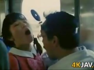 Husmor blir groped på en tåg