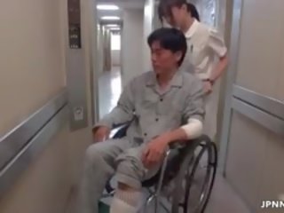 Enticing azjatyckie pielęgniarka idzie szalone