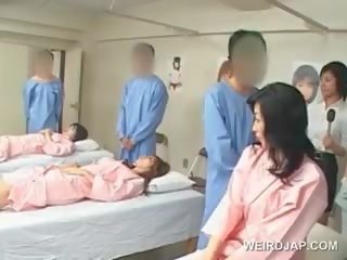 Aziatike brune i dashur goditjet me lesh johnson në the spital