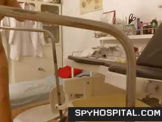Menghancurkan kaki tinggi tumit remaja went kepada gynecologist tersembunyi kamera video