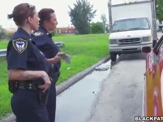 Žena cops vytáhnout přes černý suspect a sát jeho peter