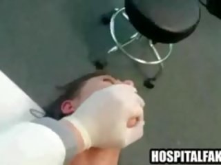 रोगी हो जाता है गड़बड़ और cummed पर द्वारा उसकी intern